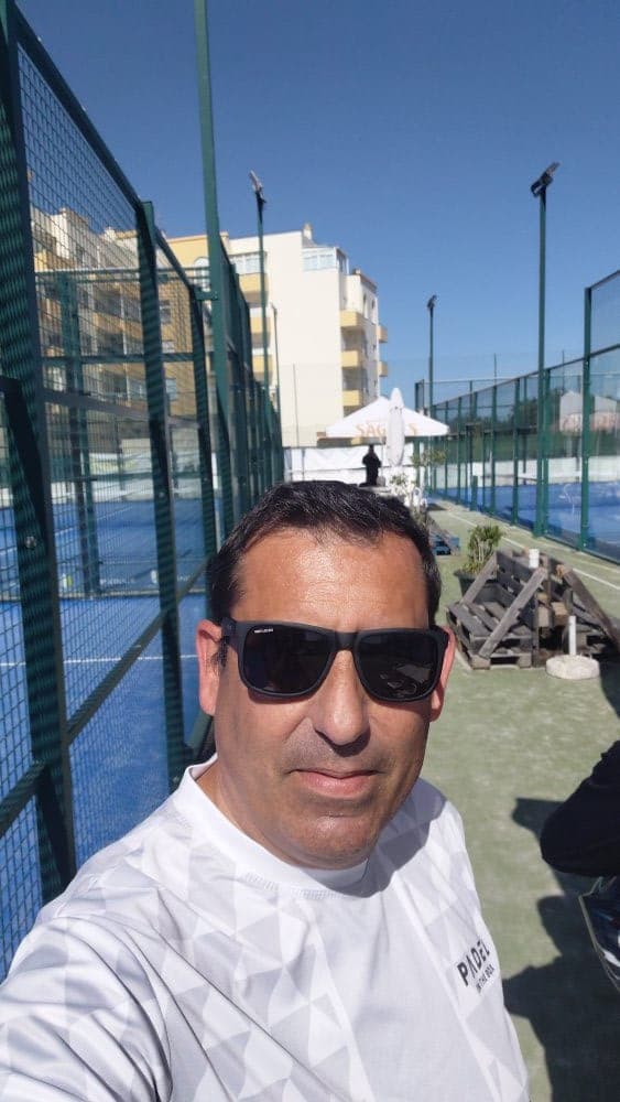 Marco Simões no campo de padel